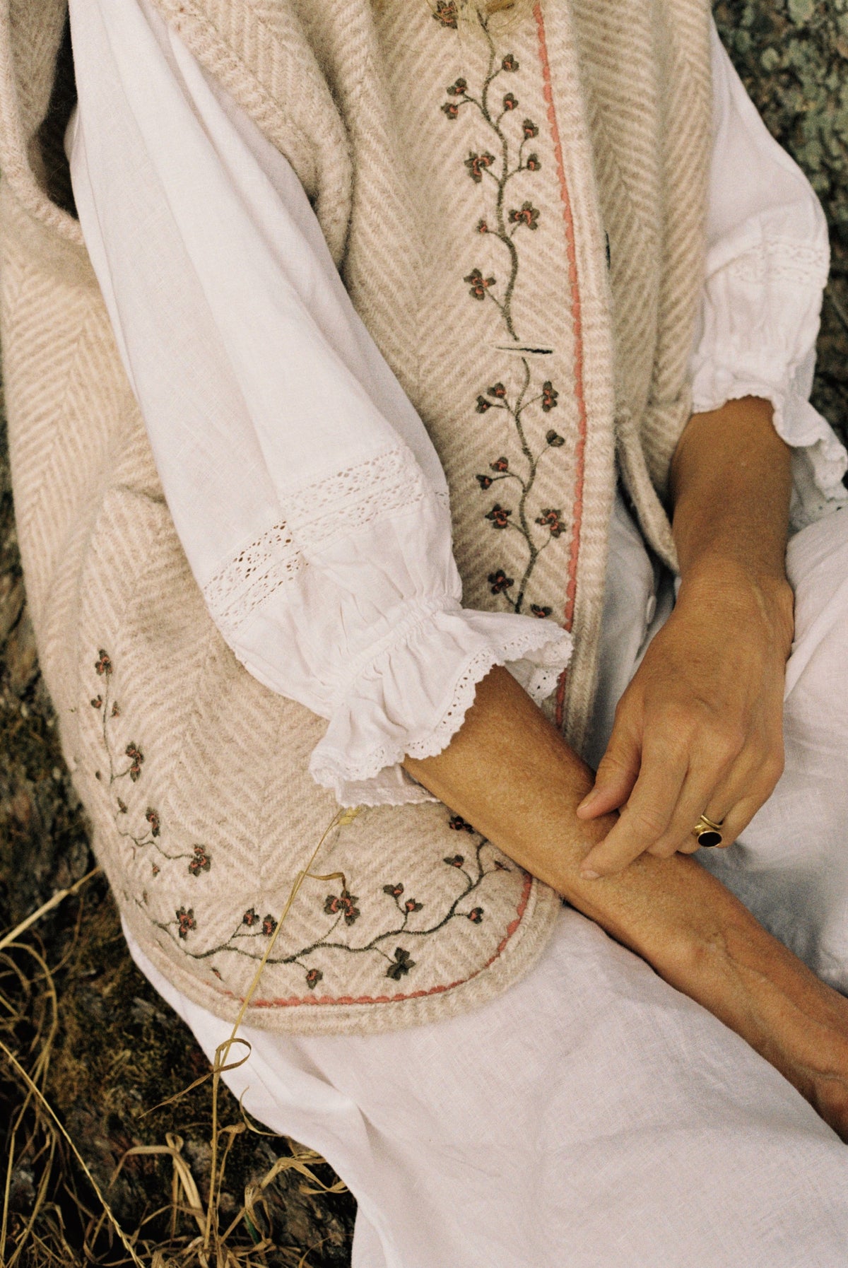 Frida Gilet - Oat Embroidered Clover
